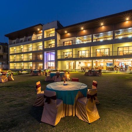 Park Safari Resort Sauraha Ngoại thất bức ảnh