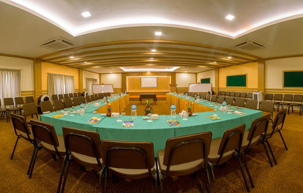 Park Safari Resort Sauraha Ngoại thất bức ảnh