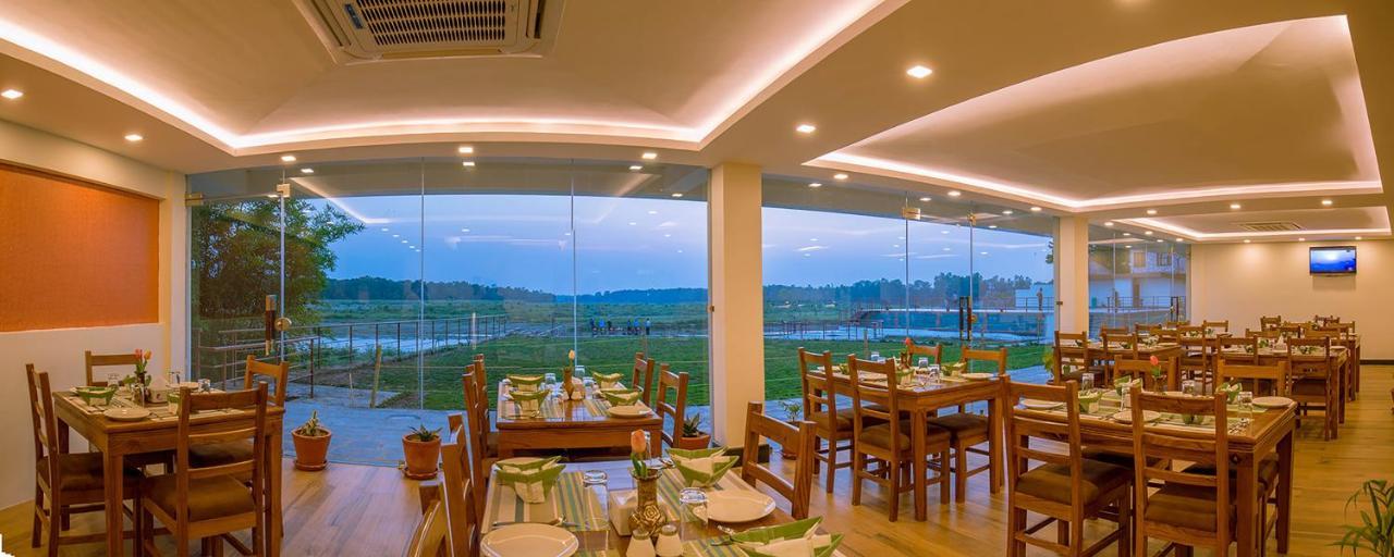 Park Safari Resort Sauraha Ngoại thất bức ảnh