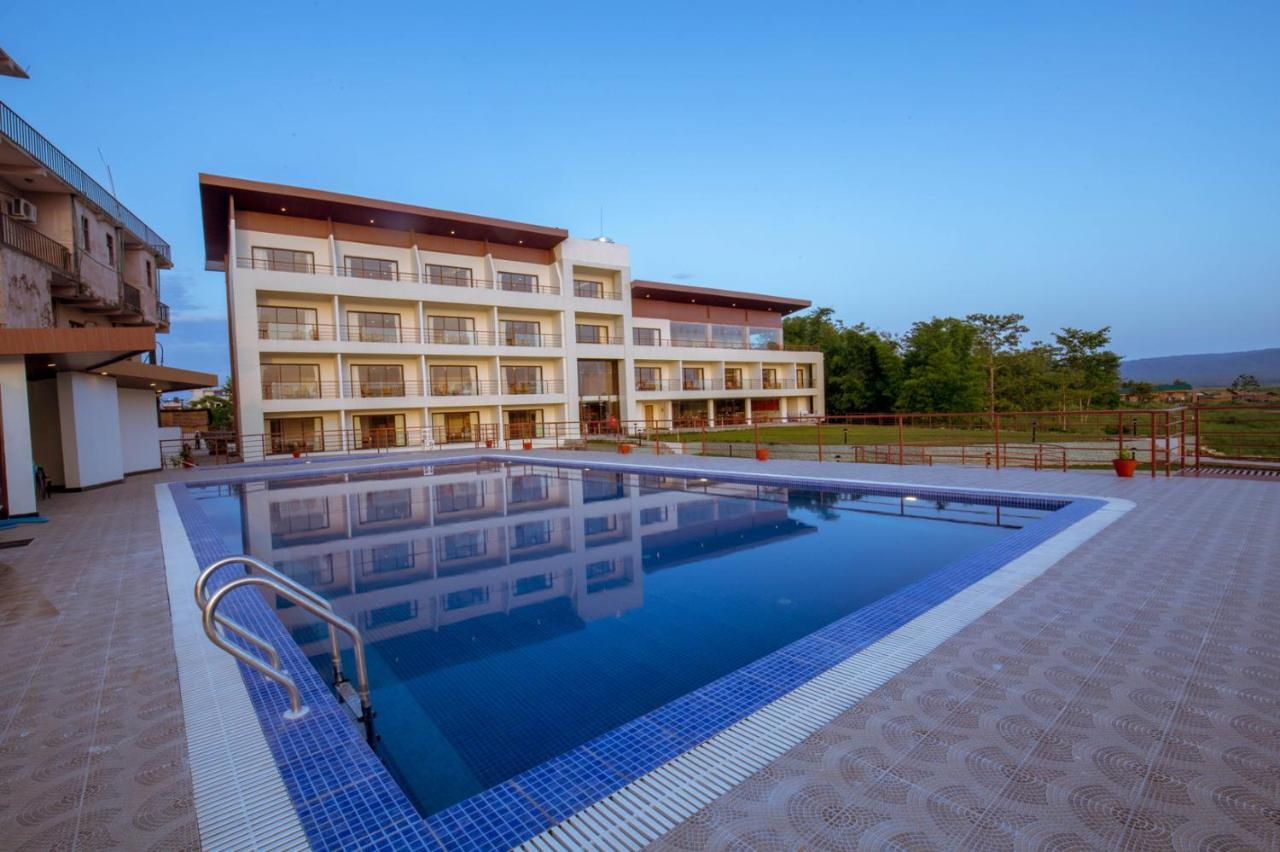 Park Safari Resort Sauraha Ngoại thất bức ảnh