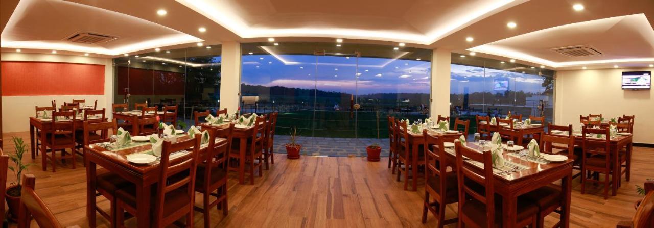 Park Safari Resort Sauraha Ngoại thất bức ảnh