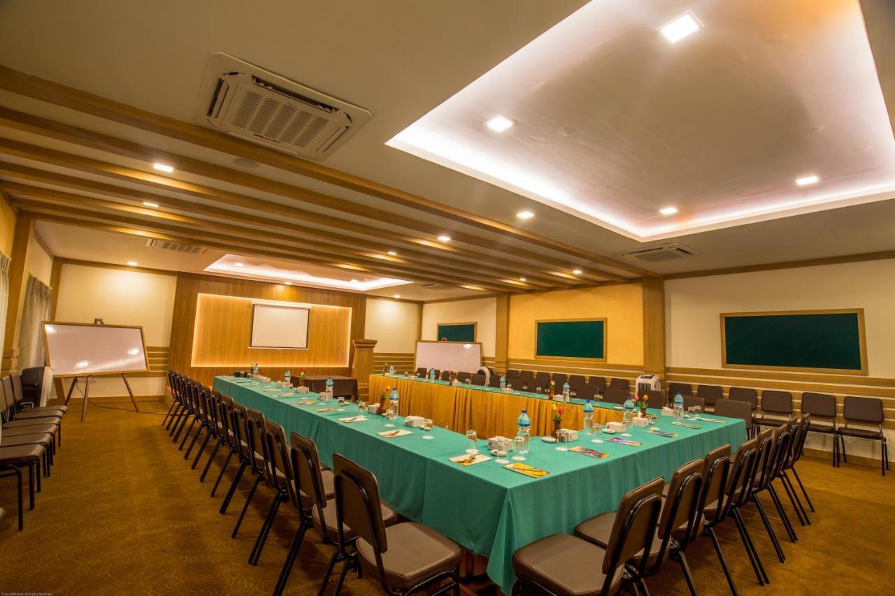 Park Safari Resort Sauraha Ngoại thất bức ảnh