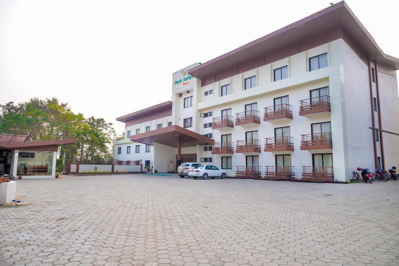 Park Safari Resort Sauraha Ngoại thất bức ảnh