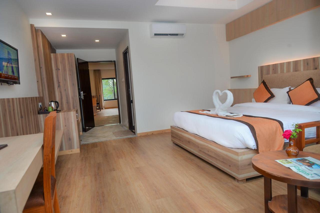 Park Safari Resort Sauraha Ngoại thất bức ảnh