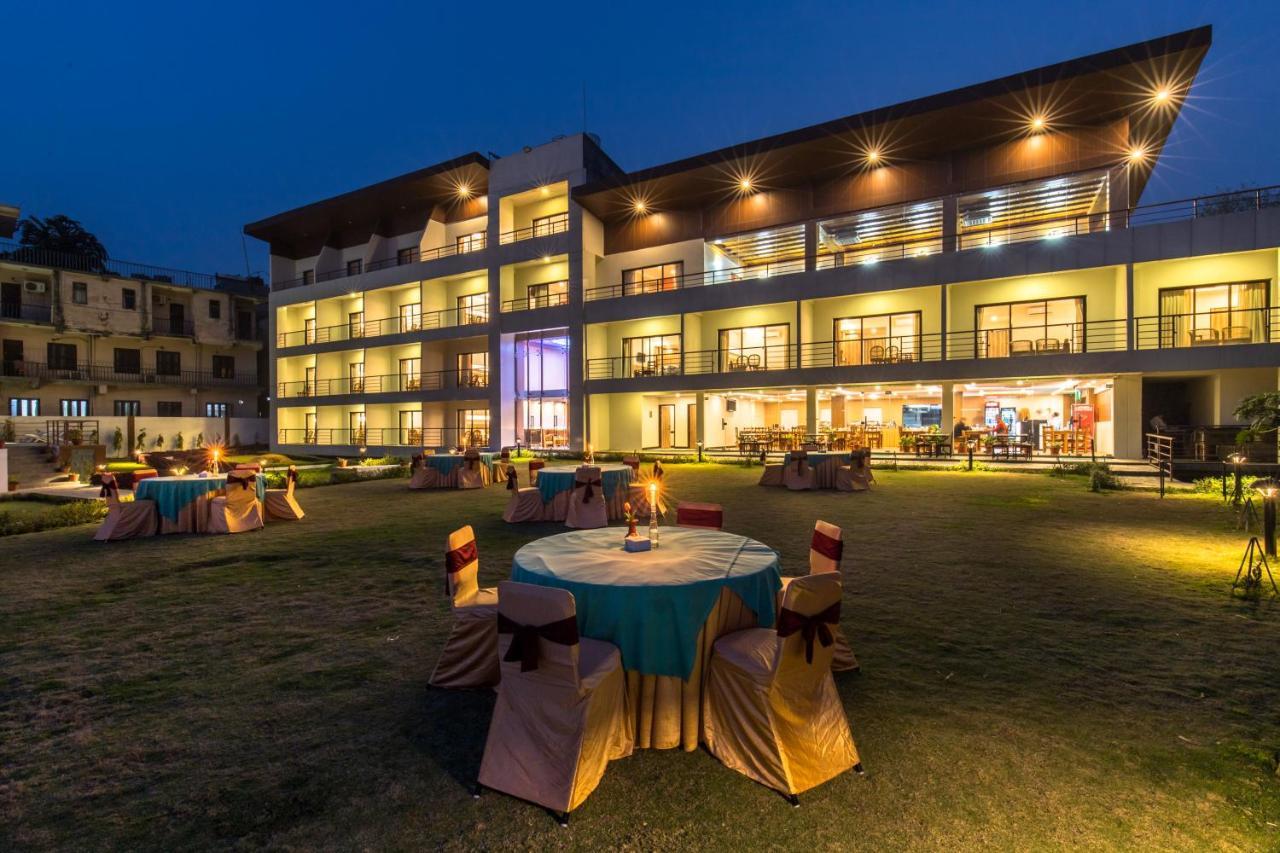 Park Safari Resort Sauraha Ngoại thất bức ảnh