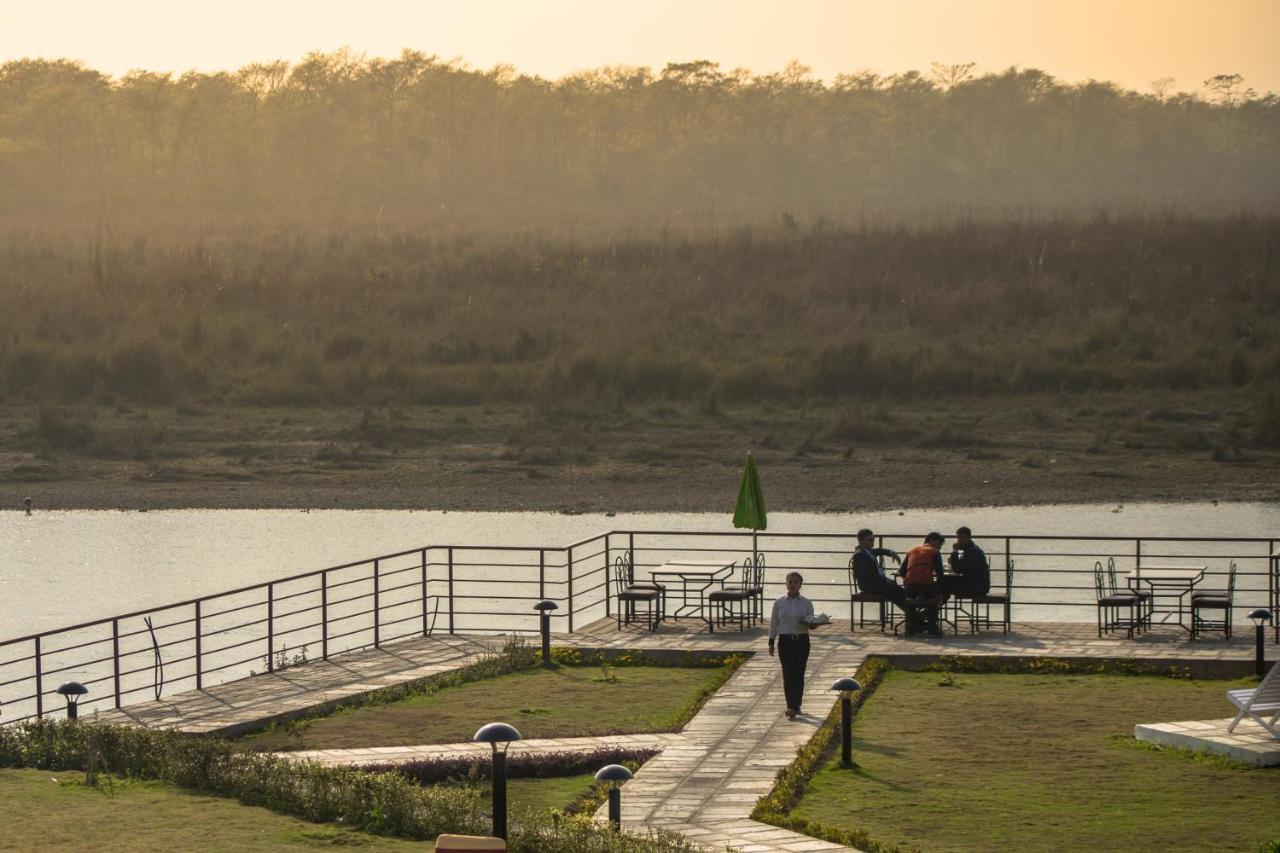 Park Safari Resort Sauraha Ngoại thất bức ảnh