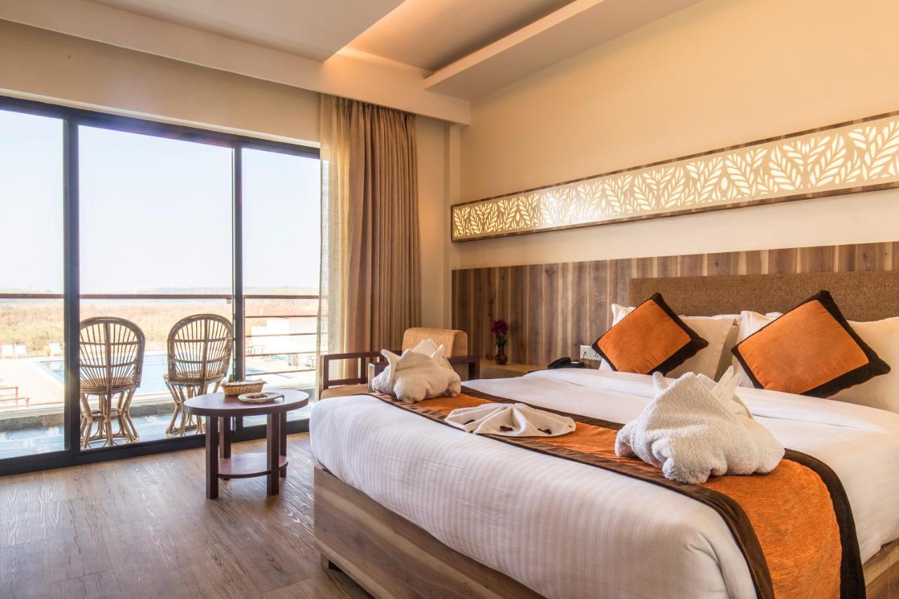 Park Safari Resort Sauraha Ngoại thất bức ảnh