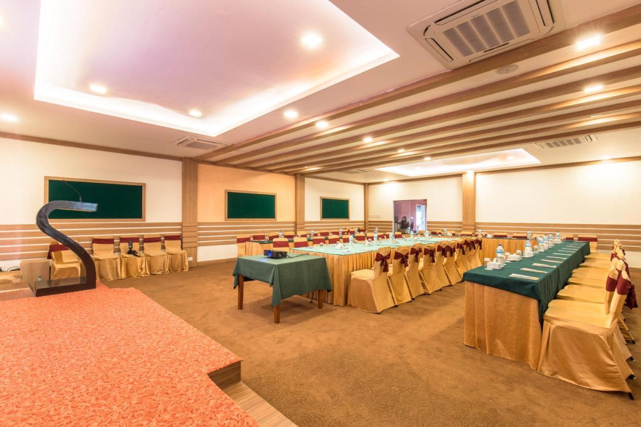Park Safari Resort Sauraha Ngoại thất bức ảnh