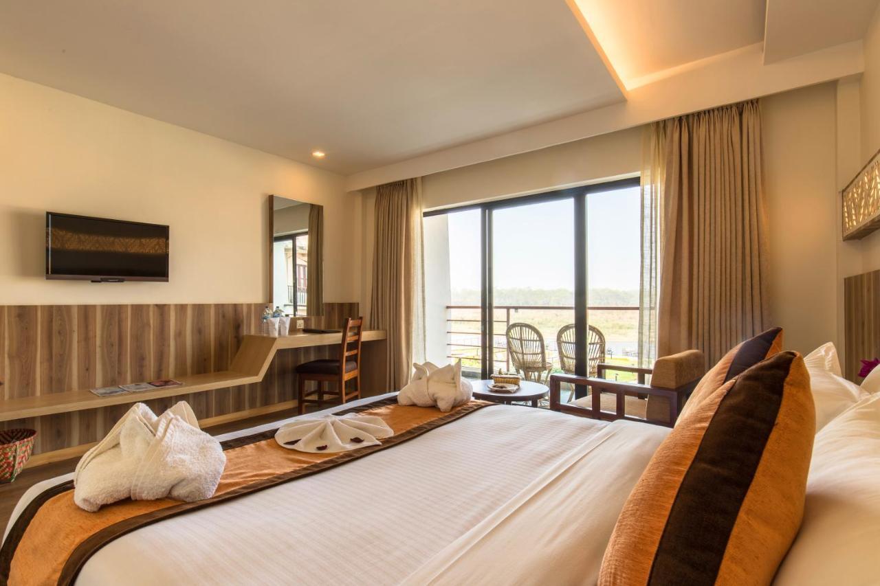 Park Safari Resort Sauraha Ngoại thất bức ảnh